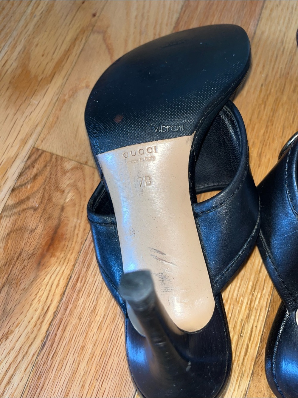 Gucci Black Leather Thong Sandals with Gold Emblem - Picture 2 of 3